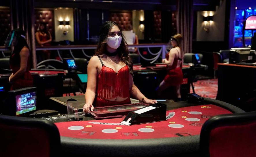 美赌场解封拚经济 赌客：戴口罩的人不多
