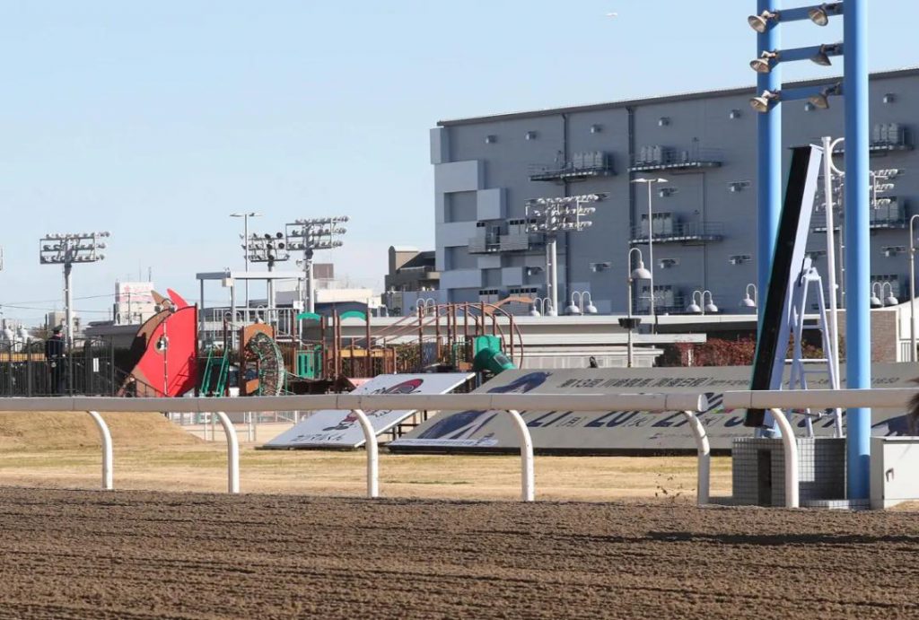 日本出现了首名染疫的赛马骑师，川崎赛马场25日、26日跑马取消举办。