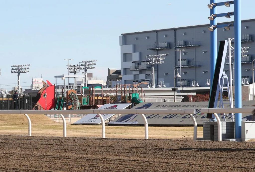 日本出现了首名染疫的赛马骑师,川崎赛马场25日、26日跑马取消举办。