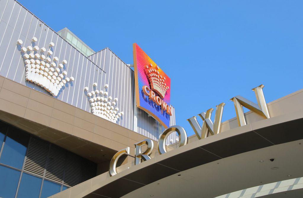 澳洲皇冠度假酒店集团的澳洲酒店中场业务的博彩收入减少26.9％，至12.4亿澳元。