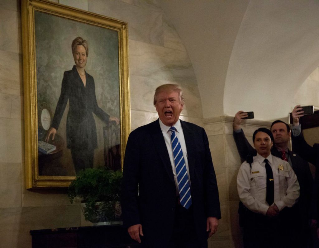 特朗普就任后在前国务卿希拉里画像前摆出怪嘴脸