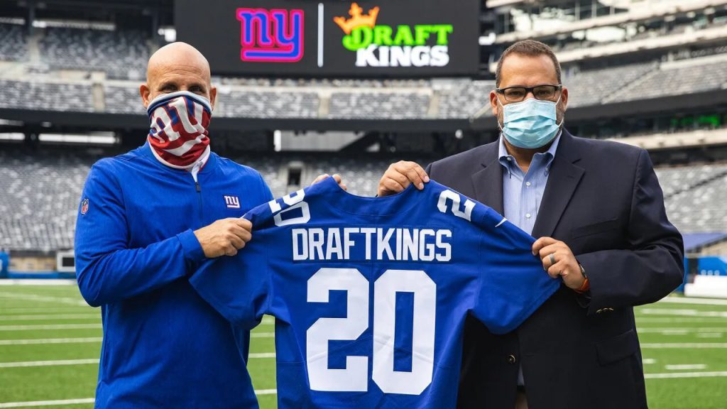 右为DraftKings首席业务官Ezra Kucharz