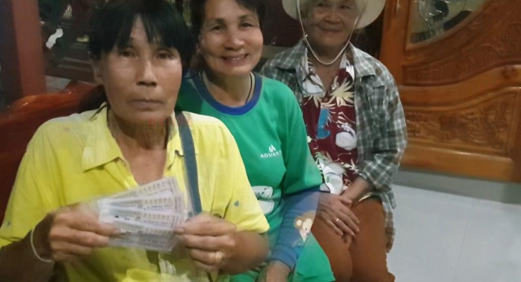 泰国中头奖妇人尼德与亲戚