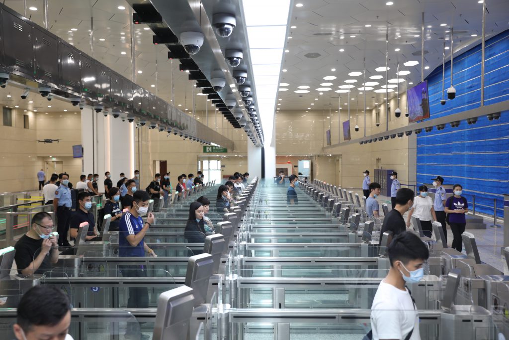 北京边检通过大数据排查发现一批、口岸查获劝阻一批涉赌可疑人员,另有一批涉赌人员被依法纳内出入境管控。