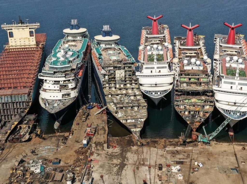 土耳其阿利亚加港上周拆除5艘邮轮