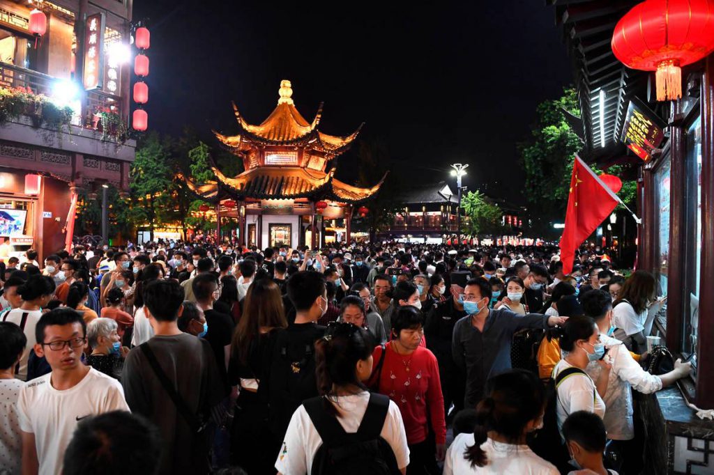 大部分人选择国内旅游；图为南京黄金周游客