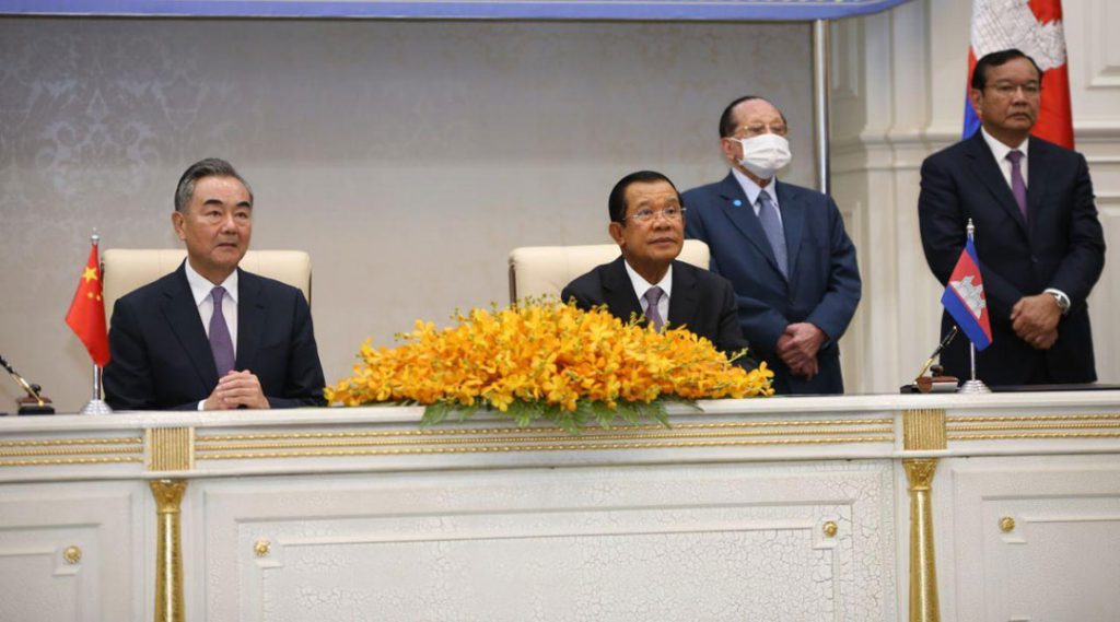 中柬签署自贸协定；中国外交部长王毅访柬埔寨见证