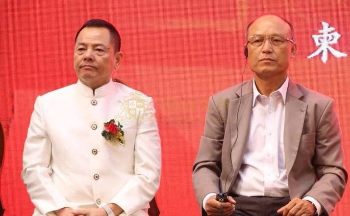 2018年成立洪门历史文化协会，会长尹国驹(左)和柬埔寨邵速卡将军