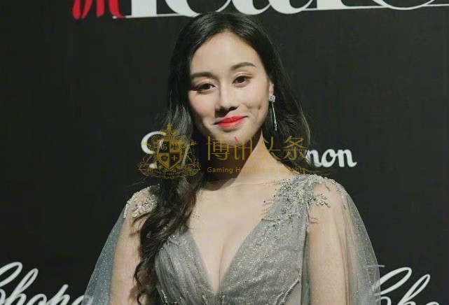 21岁的赌王女儿何超欣