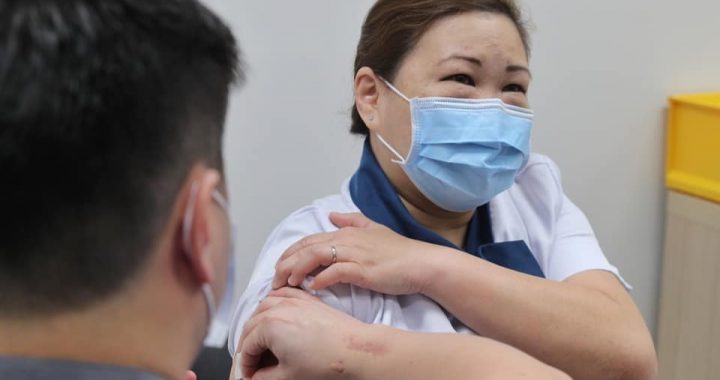 新加坡首位施打疫苗的资深护士Sarah Lim