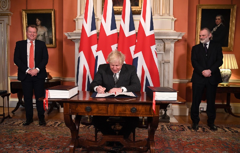 英国首相约翰逊国会通过后签署与欧盟的协议文件