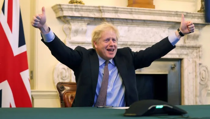 高举双手庆祝达成协议的英国首相约翰逊