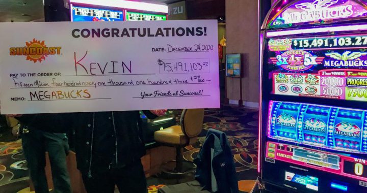 美国男子凯文平安夜在赌城玩老虎机，拉中逾1500万美元大奖