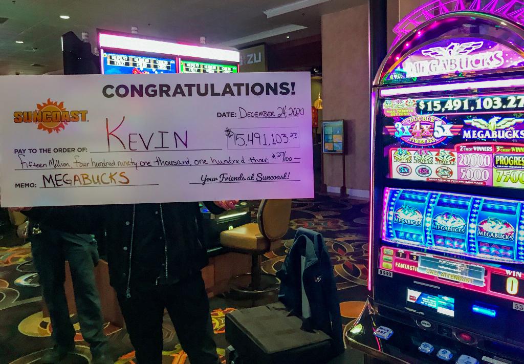 美国男子凯文平安夜在赌城玩老虎机，拉中逾1500万美元大奖