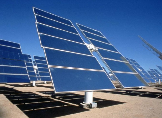 绿色能源公司在内华达州安装许多光伏板