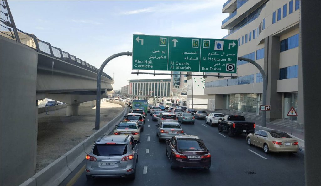 前往迪拜城区的道路