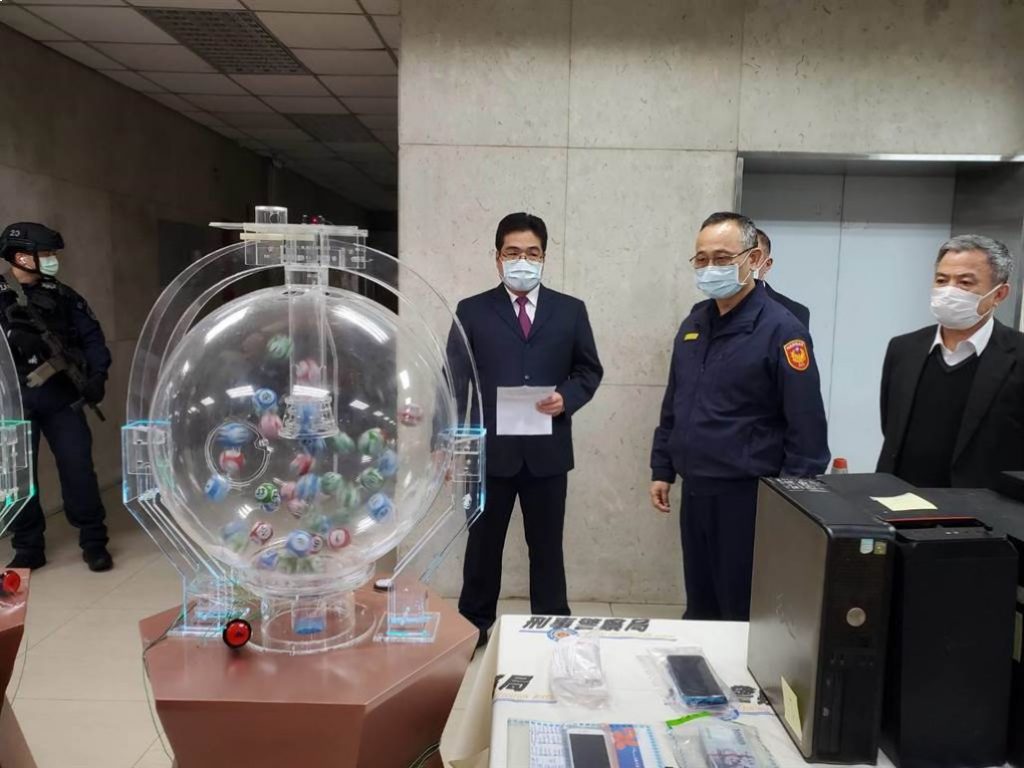 台湾警方查扣到2台罕见的彩球机并在现场启动示范