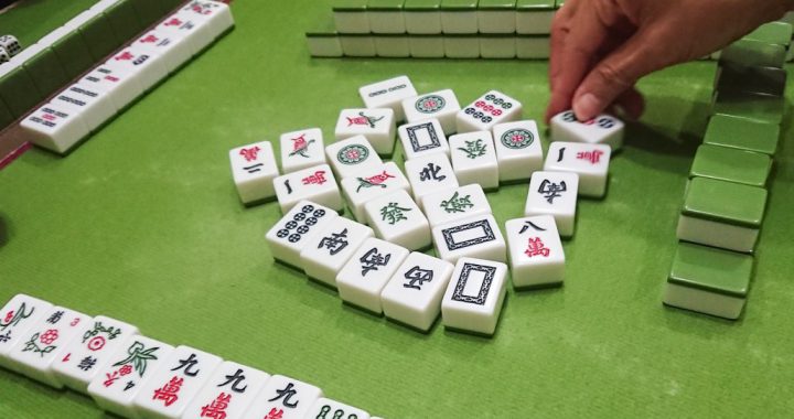 苹果日报记者涉嫌经营赌博场所向香港警方自首