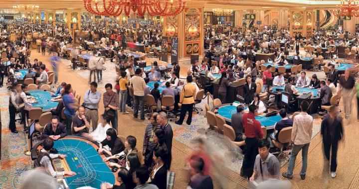 中国赌客喜欢站在赌桌旁参与下注活动