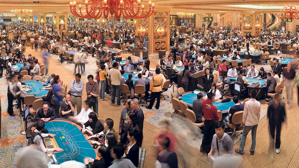 中国赌客喜欢站在赌桌旁参与下注活动