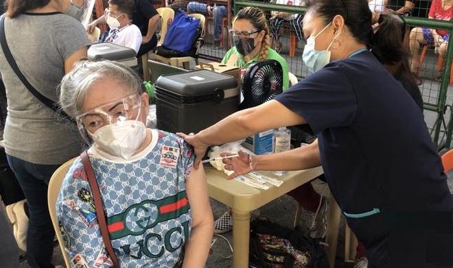 菲律賓開始為長者施打疫苗