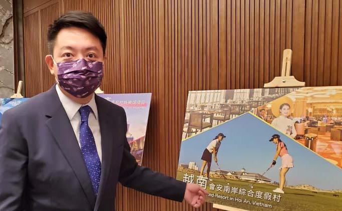 盧衍溢戴太陽城口罩向媒體介紹越南項目
