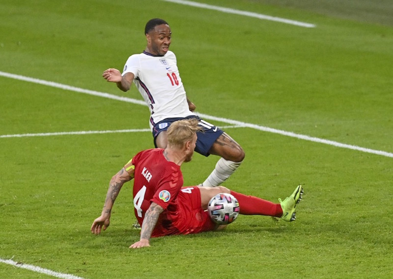 混乱中丹麦队长不小心把球铲入自家球门